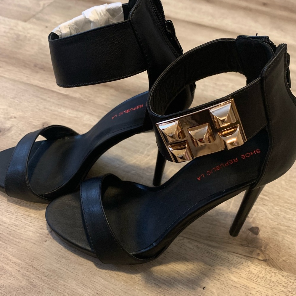 Women’s Black strappy high heels size 6